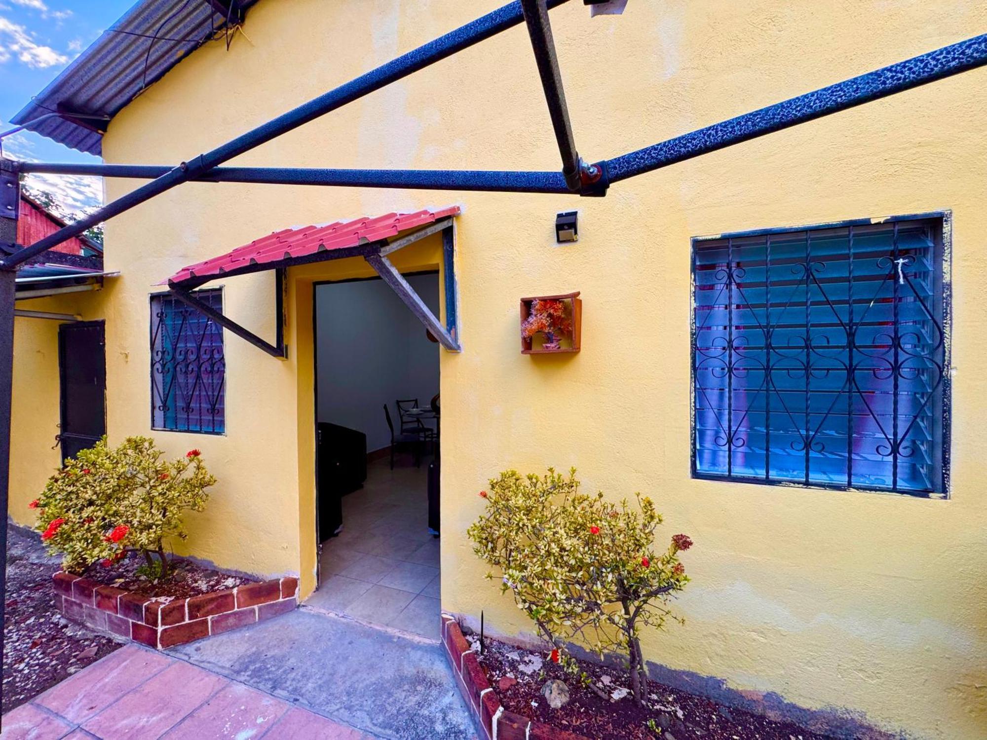 Hostal Inn 1 Flores Exterior photo